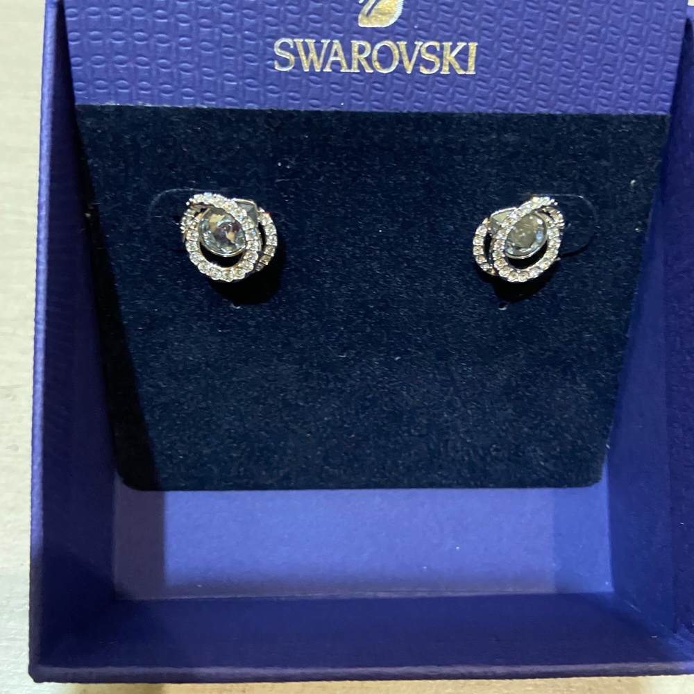 Swarovski earrings.New!!